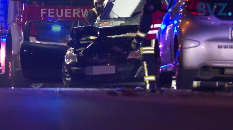 Verdacht auf Autorennen: Drei Verletzte nach Unfall in Rostock Verdacht auf Autorennen: Drei Verletzte nach Unfall in Rostock