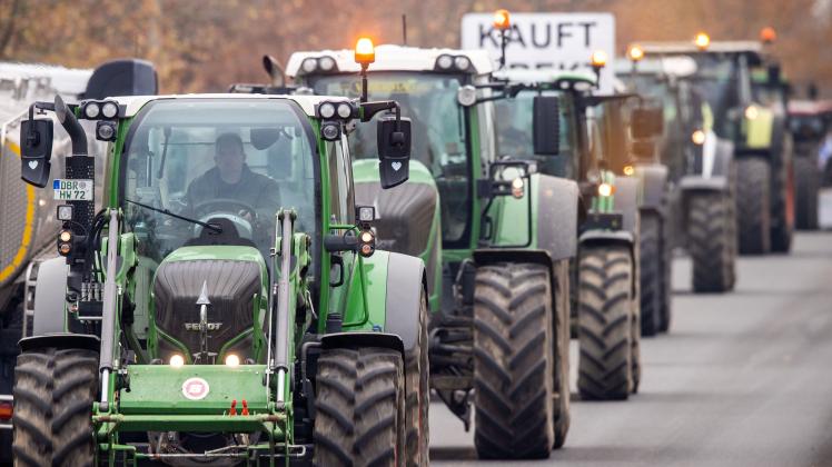 Bauern fahren mit ihren Traktoren für eine Protestaktion für höhere Milchpreise vor die Arla Molkerei in Upahl.