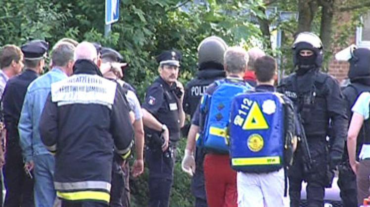 Das Mobile Einsatzkommando war gestern im Hamburg-Langenhorn vor Ort. Die Beamten waren auf der Suche nach einem 38-jährigen Mann, der bereits den ganzen Tag mit Gewalttaten für Auffsehen gesorgt hatte. Foto: Wüst