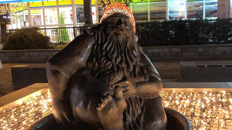 Der Weihnachtsmann leistet der Wilhelmine in ihrem Brunnen Gesellschaft. 