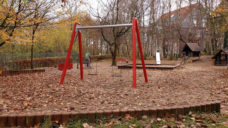 Auf dem Spielplatz in der Langenkoppel im Ortsteil Lottbek musste jetzt aus Sicherheitsgründen ein Klettergerüst abgebaut werden. 