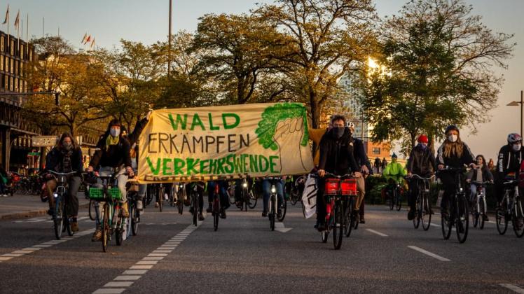 Auf dem Fahrrad für die Verkehrswende: Breites Bündnis will am Jahrestag des Pariser Klimaabkommens demonstrieren.