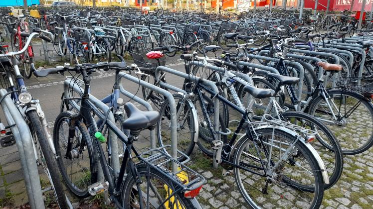 Fahrräder ohne Ende: 250 zusätzliche Stellplätze werden am Niebüller Bahnhof gebraucht.