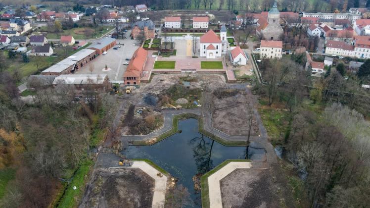 Der sich im Bau befindliche Lustgarten mit dem Kreuzteich des ehemaligen Hohenzollernschlosses 