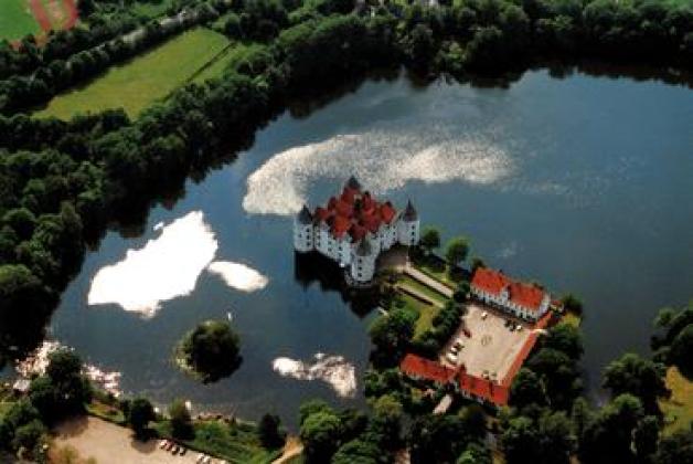 Touristenattraktion und Postkartenmotiv: Schloss Glücksburg, Wiege der Königshäuser Europas. Touristenattraktion und Postkartenmotiv: Schloss Glücksburg, Wiege der Königshäuser Europas.