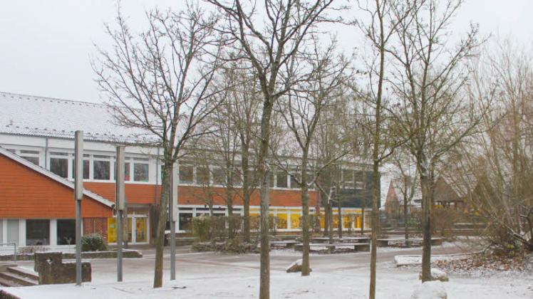 Lediglich drei Lampen (links im Bild) beleuchten das Umfeld der Friedrich-Hiller-Schule. Das soll sich ändern.