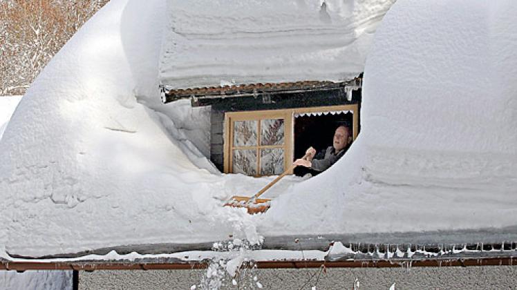 Schnee und Eis greifen Dach und Fassade an. Ist der Schnee weg, sollte daher gründlich überprüft werden. Foto: dpa
