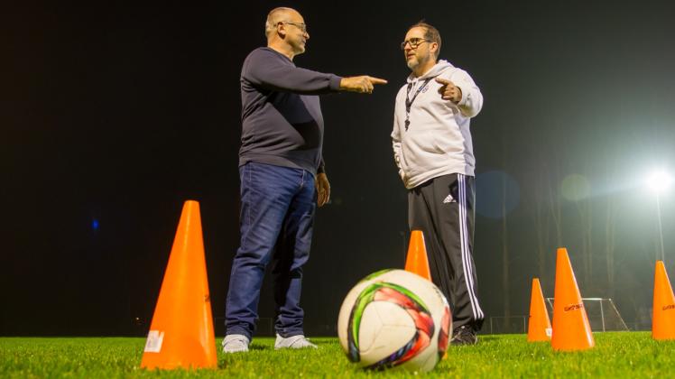 Ein Foto aus besseren Zeiten: Co-Trainer Harry Boseke (l.) berät sich mit seinem Chef-Trainer Gregor Berger über den Ablauf des Fußball-Trainings der Boizenburger C-Jugend. 