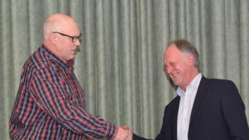 Handschlag unter politischen Weggefährten und Freunden: Dirk Steckmeister (links) gratuliert Hans-Jürgen Kublun zur 30-jährigen Tätigkeit für die Gemeinde Lutzhorn. 