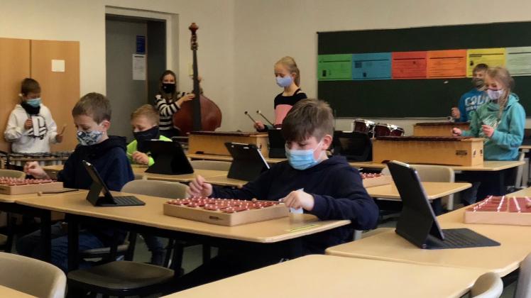Unterricht kurz vor Weihnachten 2020: Die 5a der Auguste-Viktoria-Schule musiziert mit Mundschutz und Abstand. 