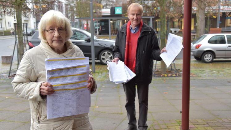 Christine Bohland und Elleraus SPD-Chef Eckart Urban haben die Listen mit den Unterschriften eingesammelt und werden sie nun über den Bundestagsabgeordneten Ernst Dieter Rossmann (SPD) an den Bundesbeauftragten der Post weiterleiten.