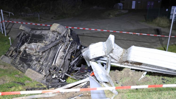 Schwerer Unfall in Markgrafenheide: Auto mit drei betrunkenen jungen Leuten verunglückt, 34-Jähriger lenkt mit 1,2 Promille VW gegen Düne und überschlägt sich, 3 Verletzte, Führerscheinentzug
