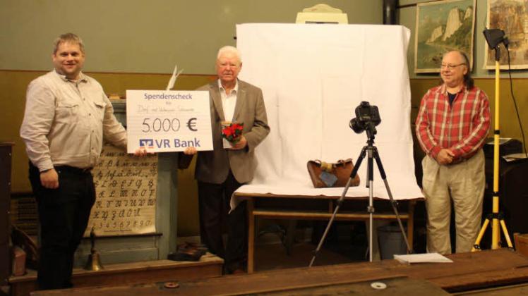 Hans Gerhard Ramler spendet für das Dorf und Schulmuseum SHZ