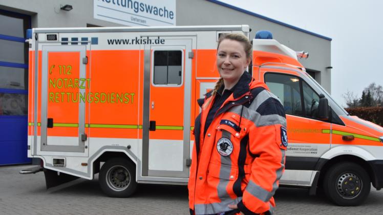 Die Notfallsanitäterin Nadine Theel von der Rettungswache Uetersen gehört zu den 44 Einsatzkräften der Wache. Der Schutz der Patienten und der eigene Schutz vor Corona stellt sie vor neue Herausforderungen. 