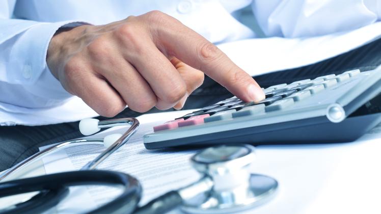 Mehr als 16 Milliarden Euro fehlen den gesetzlichen Krankenkassen im nächsten Jahr. Dieses Defizit ausgleichen sollen nach den Vorgaben der Bundesregierung vor allem Arbeitgeber und Versicherte. Das stößt auf massive Kritik des AOK-Verwaltungsrats.
