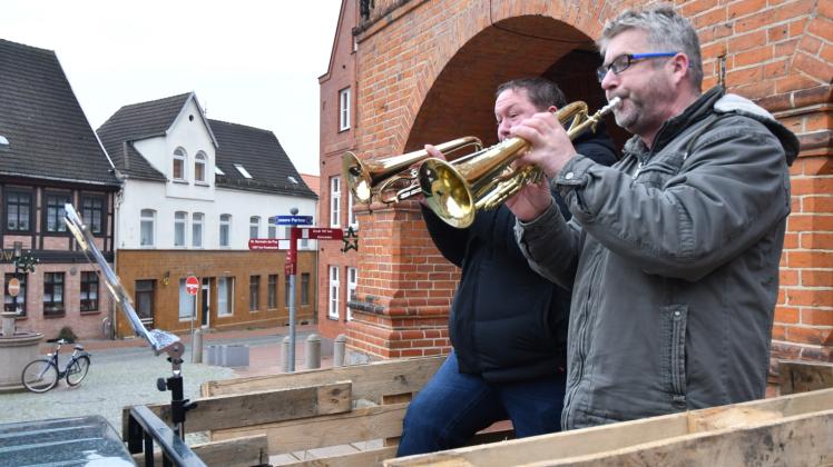 Weihnachtliche Musik zum vierten Advent: Nico Schafranski (l.) und Torsten Kraul tourten durch Gadebusch. 