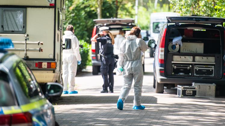 Mord in Tornesch: Polizisten und Beamte der Spurensicherung stehen vor einem Wohnhaus, in dem im August 2019 die Leiche einer Frau gefunden wurde.