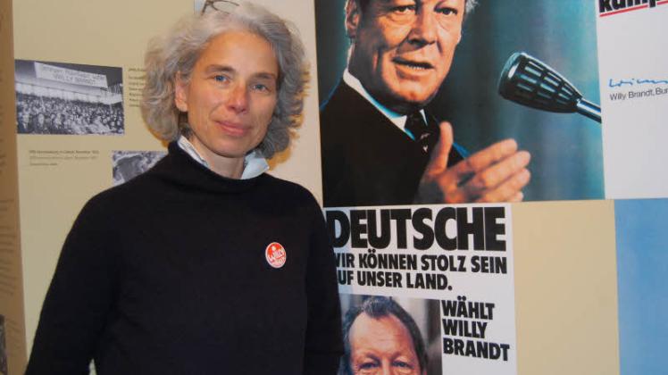 Bettina Greiner, Leiterin des Willy-Brandt-Hauses, mit dem Button „Willy wählen“.