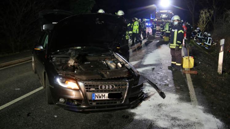 Die vordere rechte Seite des mit drei jungen Leuten besetzten Audi-Avant wurde bei dem Unfall schwer beschädigt. Die Fahrerin erlitt bei einen schweren Schock, die anderen Mitfahrer blieben unverletzt.  Fotos: Michael Kuhr 