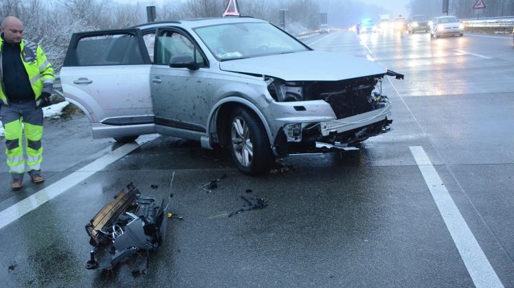 Auto Kracht Auf Der A1 In Leitplanke | SHZ