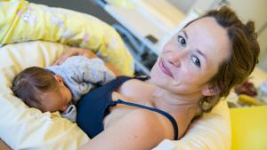Juni: Nur noch einmal ertönte im Juni Babygeschrei auf der Crivitzer Geburtenstation. Nur wenige Stunden bevor die Station geschlossen wurde, erschien die hochschwangere  Annika Steinbinder. Sie brachte Estrid zur Welt, das vorerst letzte Baby, das in der Crivitzer Klinik geboren wurde.
