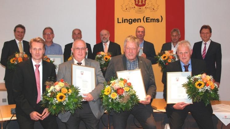 Im Ratssitzungssaal  wurden Mandatsträger für 25-jähriges Engagement in der Kommunalpolitik sowie Robert Koop für 40-jährige Mitgliedschaft im Lingener Stadtrat ausgezeichnet. 