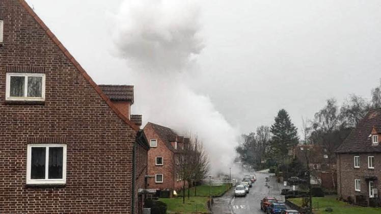 Die gewaltige Rauchwolke deutet auf eine ebensolche Explosion hin, die am Vormittag des 29. Dezember einen 19-Jährigen Böller-Bastler in der Cäcilienstraße lebensgefährlich verletzte und das Wohngebäude erheblich beschädigte. 