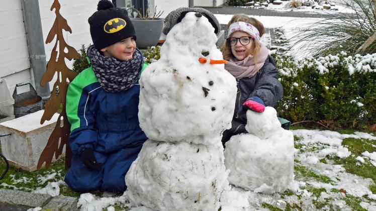 Der erste Schnee in diesem Jahr.... "Wenn schon mal Schnee liegt muss man einfach raus", sagt Carolin Zumach. Die Mutter von Finn (4) und Nele (7) freut sich mit ihren Kindern über den ersten Schnee in diesem Winter, mit dem sie in der Charlotte-von-Krogh-Straße im Ortsteil Kronenburg einen Schneemann bauen konnten.