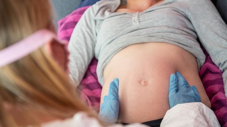 Laut einer Studie des Universitätsklinikums Schleswig-Holstein (UKSH) haben corona-infizierte Schwangere häufiger Frühgeburten.