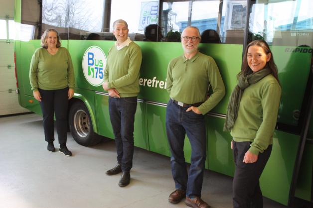 Ulrike Schleifenbaum (l.), Dietmar Lorenz, Tom Schleifenbaum, Felizitas Schleifenbaum vor dem umgerüsteten Bus. Ulrike Schleifenbaum (l.), Dietmar Lorenz, Tom Schleifenbaum, Felizitas Schleifenbaum vor dem umgerüsteten Bus.