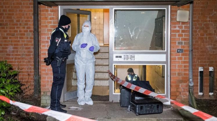 Polizisten und Mitarbeiter der Spurensicherung vor dem Mehrfamilienhaus in Hamburg-Neuallermöhe.