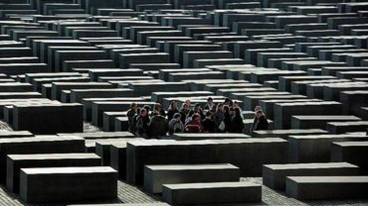 Gedenken an die dunklen Seiten der eigenen Geschichte: Eine Schulklasse  inmitten des Stelenfeldes des Berliner Holocaust-Mahnmals. Foto: dpa
