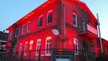 Eine Nacht lang ganz in Rot: Ende Juni 2020 beteiligte sich die Kulturwerkstatt Aukrug an der bundesweiten „Night of Light“.
