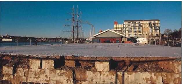 Bald Baustelle: Das Gelände des ehemaligen Kailagerschuppens und zukünftigen Neubaus „Klarschiff“. Foto: Gunnar Dommasch