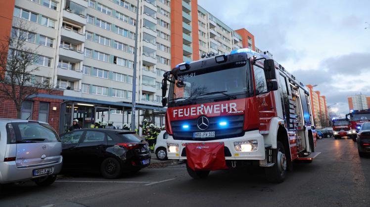 Wohnungsbrand in Rostocker Hochhaus ausgebrochen: Mieter (73) erleidet lebensbedrohliche Verbrennungen / Explodierte Wasserkocher?