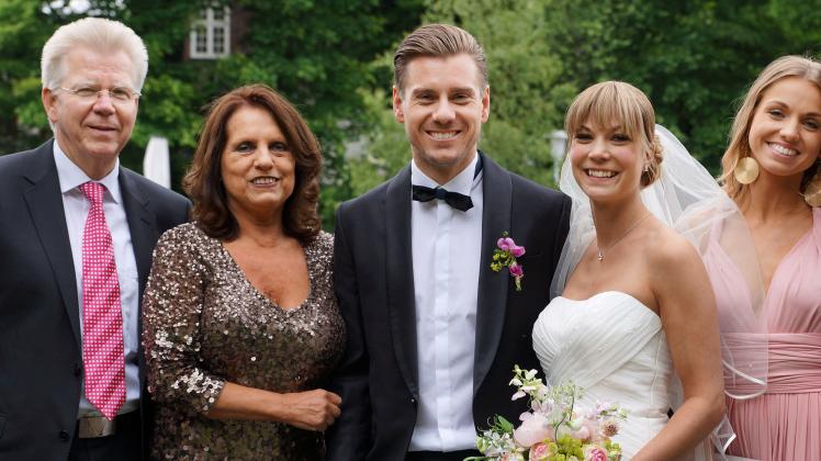Familienfoto: Detlef Kebbe (von links) mit seiner Ehefrau Rosi, seinem Sohn Marco, seiner Schwiegertochter Anneke sowie seiner Tochter Sarah auf der Hochzeit von Marco und Anneke.