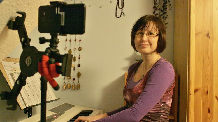 In ihrer Wohnung im Herzen Quickborns hat sich die Pianistin Anna Milewska ihre Onlineunterricht-Ecke eingerichtet.