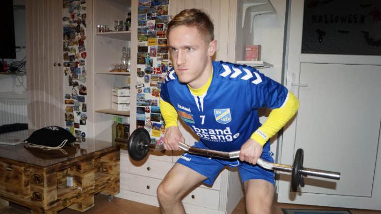 Home-Workout: Til Weidemann hält sich unter anderem im Keller seiner Eltern mit Kraft- und Ausdauerübungen fit. Hier trainiert der 21-jährige Lübecker mit einer Langhantel. 