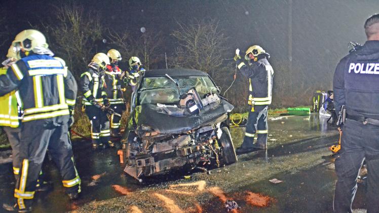 Schwerer Unfall Mit Eingeklemmten Menschen Auf Der Alten B5 | SHZ