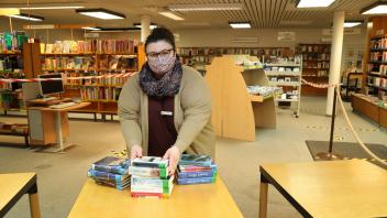 Gut vorbereitet: Bücherei-Mitarbeiterin Yasemin Erbulut stellt die Bestellungen im Vorwege zusammen. 
