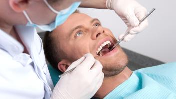 Weist das Bonusheft mindestens einen Zahnarztbesuch im Jahr auf, sparen Versichte bei Behandlungen bares Geld.