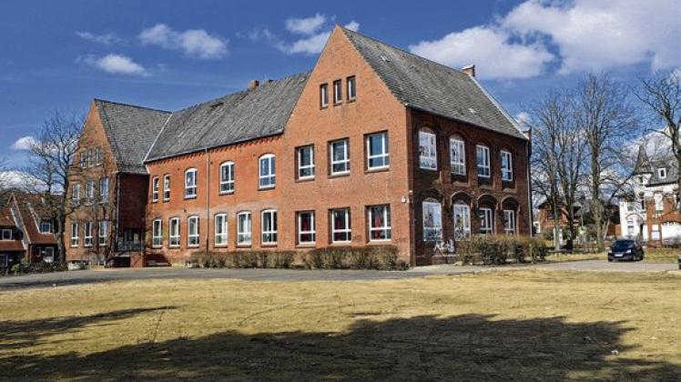 Wo heute noch die alte Iven-Agßen-Schule steht, könnten bald mehrgeschossige Wohnhäuser gebaut werden. Foto: HJM