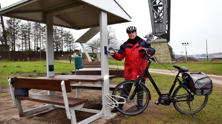 Rentner Günther Elger tankt an den „Solarbänken“ frische Kraft für sein E-Bike.