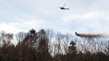 Hubschraubereinsatz über den Baumwipfeln: Eine Tonne Kalk wird bei jedem Helikopterflug über dem Wald verteilt.