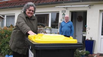 Kein Platz und kein Bedarf: Frauke und Ludwig Warnholz wollen ihre gelbe Tonne so schnell wie möglich wieder loswerden.