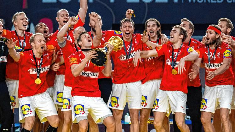 Rot-weiße Wiederholungstäter: Die dänischen Handballer um  Lasse Svan (mit dem WM-Pokal) bleiben auf dem Handball-Thron.