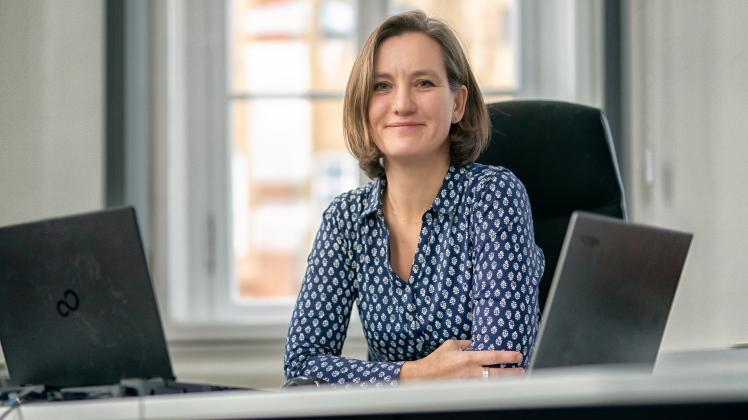 Die gebürtige Ost-Berlinerin beschäftigt sich an der Europa-Universität Flensburg mit Themen wie Home Office, Führungskompetenz und Humor im Arbeitskontext.