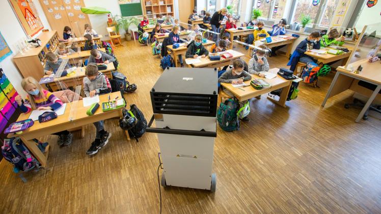 Ein Luftreinigungsgerät im Klassenzimmer einer Grundschulklasse in Bayern. Im Freistaat kamen die Geräte bereits vor dem aktuellen Lockdown zum Einsatz. 