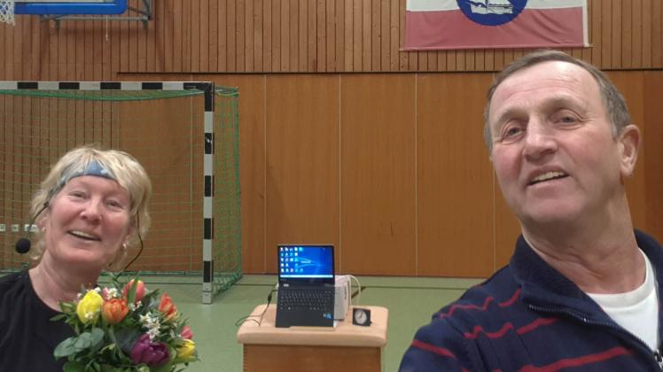 Selfi in der Sporthalle: Vorsitzender Detlef Bolten dankt Trainerin Sabine Baade, die in der Sporthalle via Laptop die Sportler zu Hause fit macht.