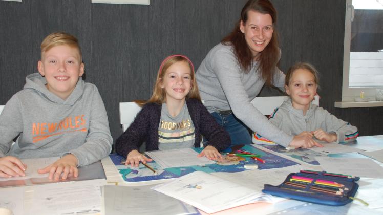 Die Stimmung ist gut: Jonathan, Charlotte, Melanie und Emilia Pott (von links) beim Homeschooling.